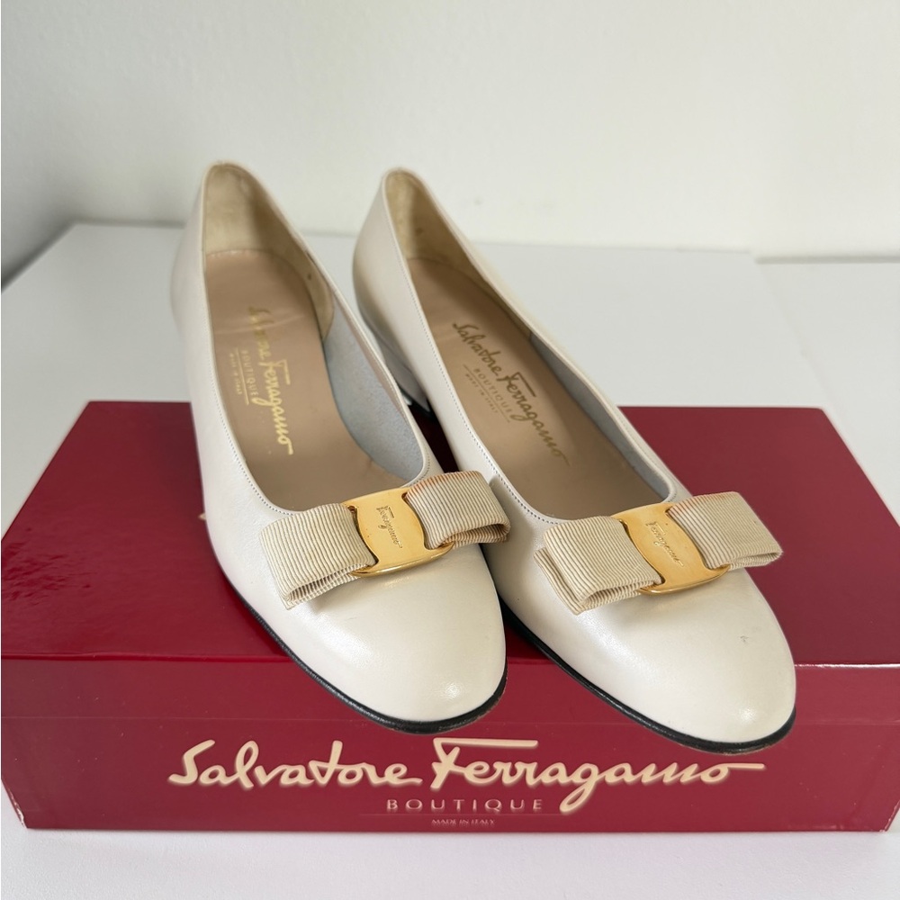 Salvatore Ferragamo Vara Bow Pumps Heel3’ Cream Gold Buckle Sz 7.5 Made In Italy - Picture 4 of 16